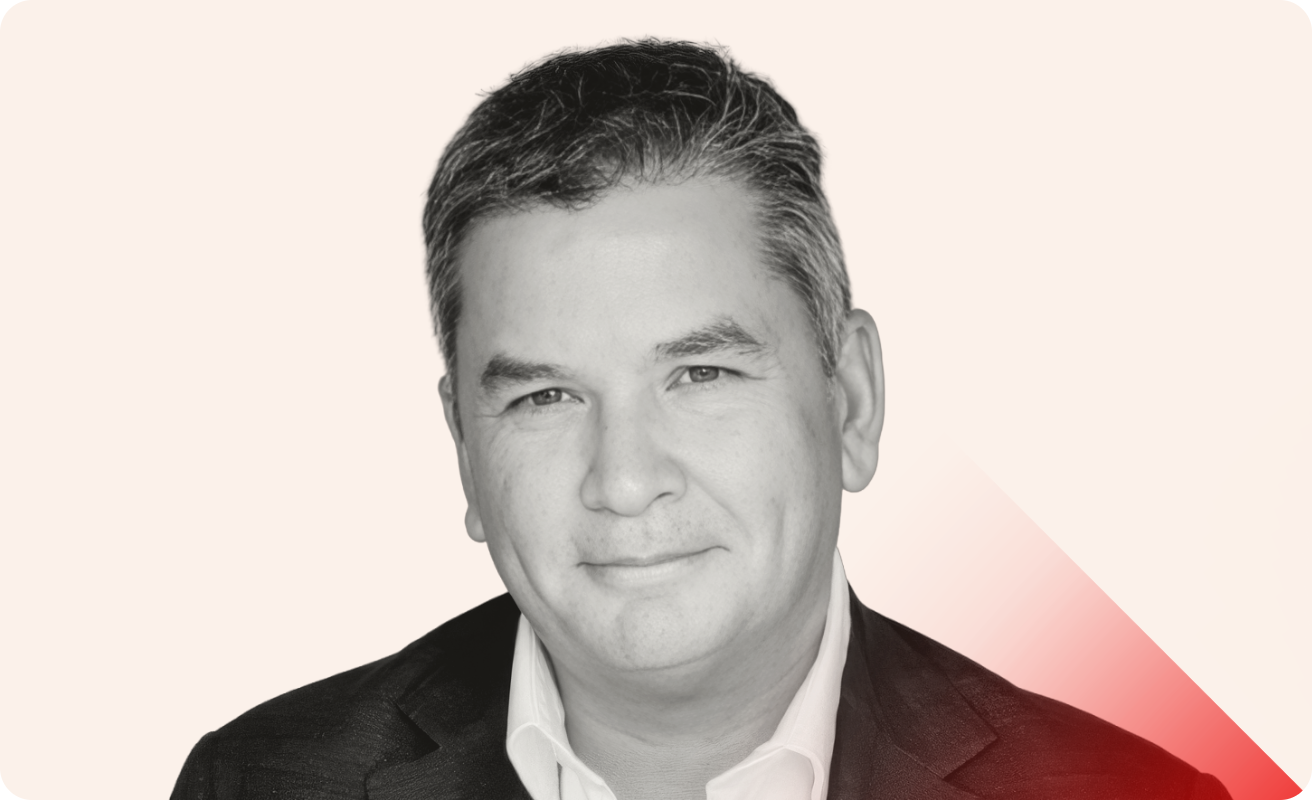 Lee Stewart , Director ejecutivo